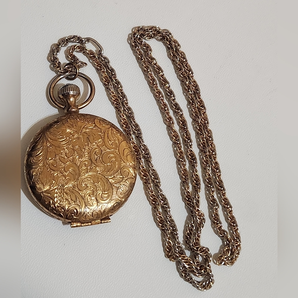 Estee Lauder Vintage Lucidity Compact Necklace - Picture 2 of 16